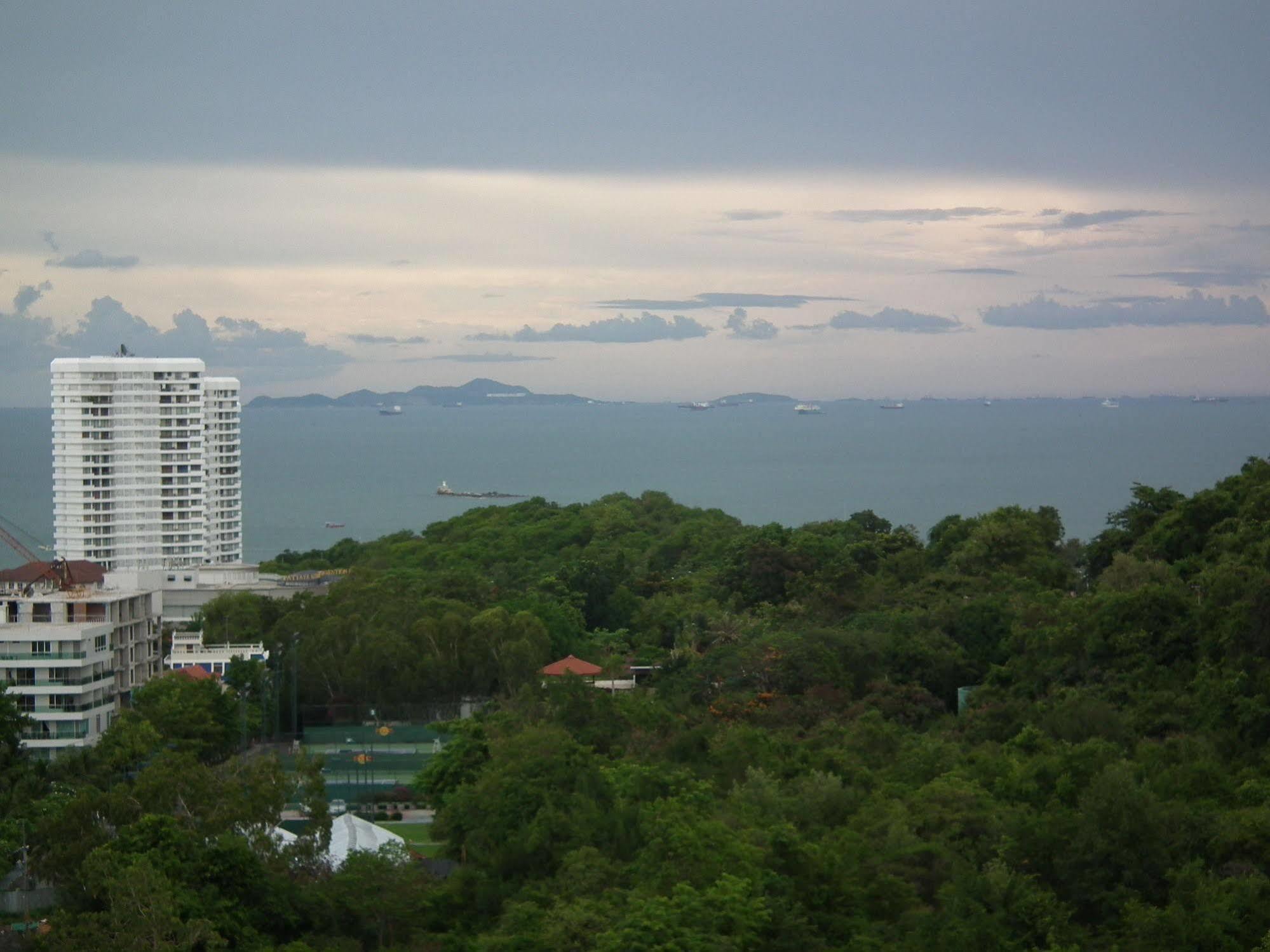 Abricole At Pattaya Hill Lejlighed Eksteriør billede